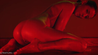 Csodálatos lány sybil megmutatja kiváló testét és maszturbál