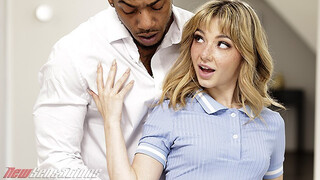 Kérlek csúsztasd be lassan a nagy farkad a bébiszitter puncijába