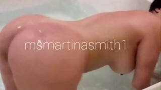 martinasmith a kádban szopja a pasiját