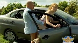 Gyuribácsi titokban lesi a szexi tini csajt