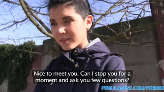 PublicAgent - bomba szexi csaj a lépcsőházban