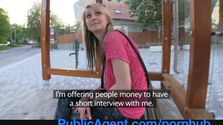 Katia felszedve a buszmegállóban