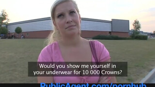 PublicAgent - csöcsös csajszi nem csak a melleit mutatja meg