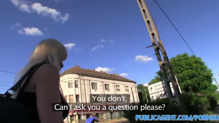 Szőke bombázó modellkedik és vadul kefél nyilvánosan