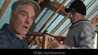 Két vén pasi és egy dögös tini orgiája