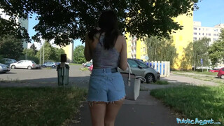 Public Agent - szexi testű olasz csajszi