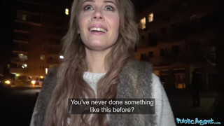 Public Agent - lógós csöcsű brit ribanc