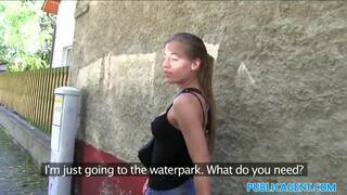 PublicAgent - szexi tetkós csaj lenyeli a gecit