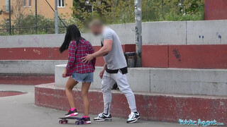 Public Agent - Apolonia Lapiedra és a barátja