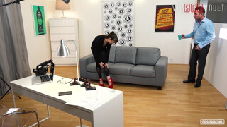 Exposed Casting - a francia Luna Rival szőrös kis pinája