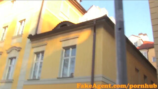 FakeAgent - raven a szexi milf ordítva élvez