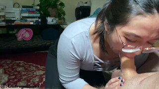 Szemüveges ázsiai barátnő mélytorkos szopása