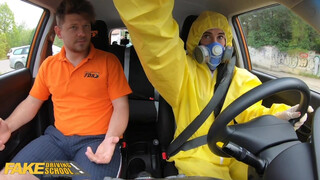 Fake Driving School - vegyvédelmi ruhában ül be a csaj a kocsiba