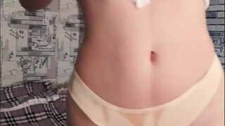 Fiatal tini lány természetes nagy mellei