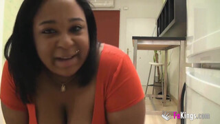 Duci fekete csaj a szomszéddal kefél