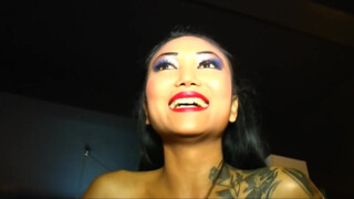 Német ázsiai ribanc gangbangje