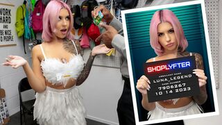 Dögös tini rajtakapják édességlopáson halloween kosztümben a boltban