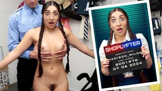 Csinos tini iskolás lányt levetkőztetnek és szenvedélyesen meghódítja a rendőr