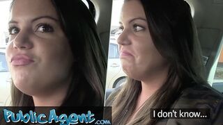 Diák lány izgatottan bizonytalankodik a szenvedélyes finisben és a szabadtéri kalandban