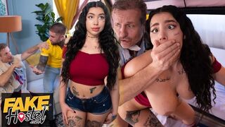 Csábító jógaoktató страстно szeretkezik barátnőjével a szomszéd szobában