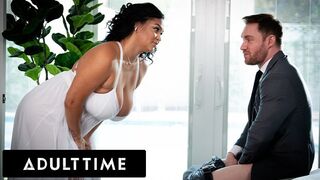 Hatalmas természetes mellek: Ashlyn Peaks szenvedélyesen lovagol a legjobb barátján!