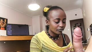 Nyakörves fekete ribanc nyáladzik a főnök faszán