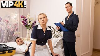 Szobaszerviz különleges fűszerezéssel egy dögös érett szőkeséggel