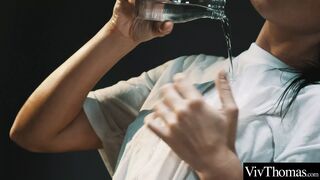 Gyönyörű barna szépségek érzékien olajozzák egymást és 69-ben kényeztetik a másikat