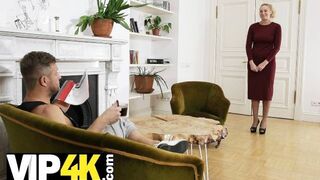 Szőke, tapasztalt orosz bombázó kacérkodik a fiatal sráccal harisnyában