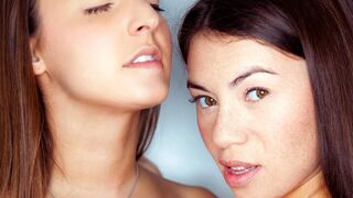 Amirah Adara és Tiffany Doll forró leszbikus ölelései