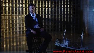 A stílusos barna bomba lova az ős férfija izmain