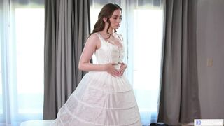 Mellbombás menyasszony baszik a vőlegény mostoha testvérével