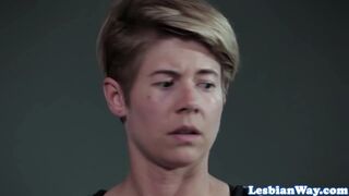 Forró leszbikus orgia vörös tinivel és milf-fel