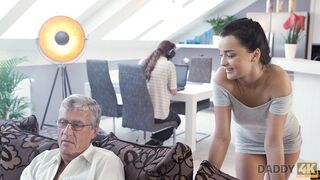 Ősz hajú, szemüveges úriember szenvedélyesen hódítja meg a káprázatos fiatal szépséget