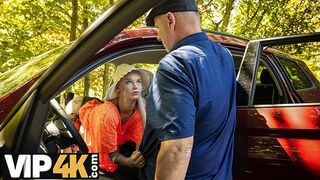 Eltévedt az erdőben és a vad herceg ölelésébe futott