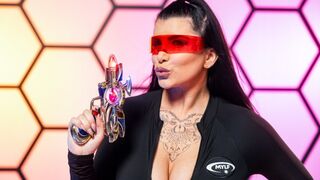 Romi Rain szenvedélyesen hódol az ismeretlen lénynek az emberiség megmentéséért!