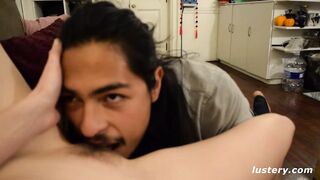 Virgilio legyőzése: Violet szenvedélyes alávetése a kanapén