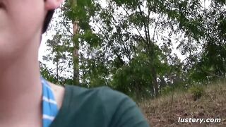 Fához láncolva kényezteti a férfiasságát