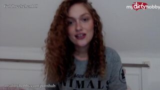 Formás tini kényezteti szűk ölét hatalmas játékszerrel