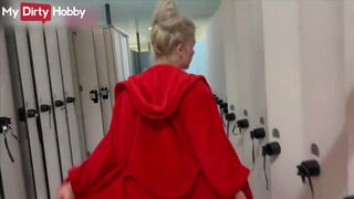 Szőke pompomlány forró játéka az öltözőben