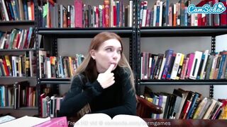 Titkos webkamerás maszturbáció: Tini egyetemista izgatottan élvezi a szünetet