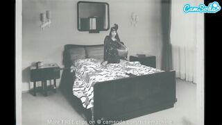 Forró tini csaj simogatja szőrös intimjét hatalmas dildókkal a kamerák előtt