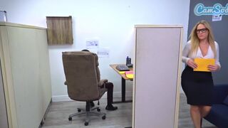 Nagy fenekű MILF vad háromszereplős csatája a forró párbaj tetején