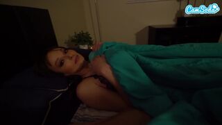 Csábító mostohaanya osztozik az ágyon a lépfiával a kiránduláson - bugyiját félrehúzva