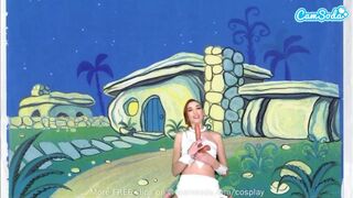 Aranyos tini Wilma Flintstone cosplayben simogatja magát és szívja a hatalmas farkát