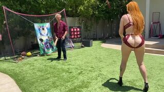 Vörös milf anyuci nagy seggel izgatja a mostoha fiú hatalmas fehér farkát