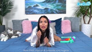 Aranyos barna hajú tini csaj tömi tele a nedves pináját izgató játékokkal