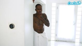 Tetovált mostohaanya vad szexje óriási farkkal, miközben férje hatalmas fekete fasszal játszik