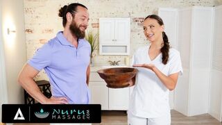 Brad Newman teszteli saját nuru olaját egy dögös masszőrrel