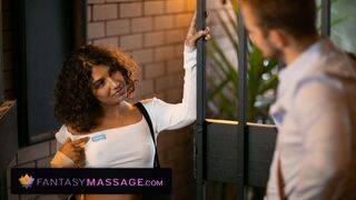 A dögös ausztrál szomszéd simogat és ágyba visz